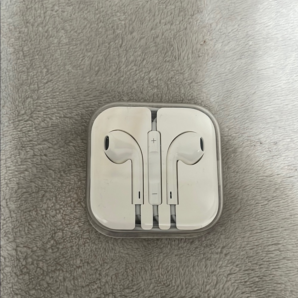 Apple earphones - New